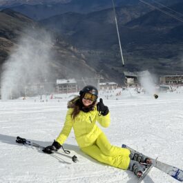 élève en cours de ski partagé avec 